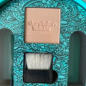 New Benefit Dandelion Twinkle Highlighting Powder with Brush - 0.05 oz.